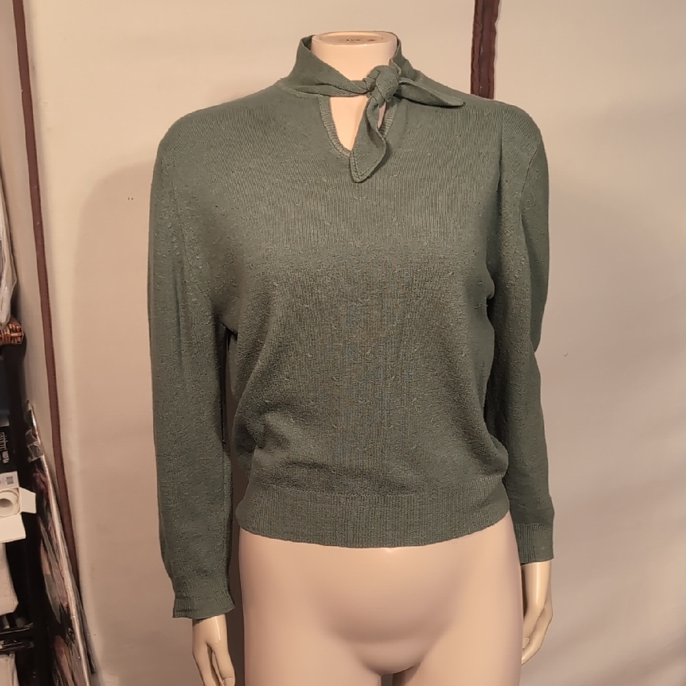 Elegant Green Women's Sweater